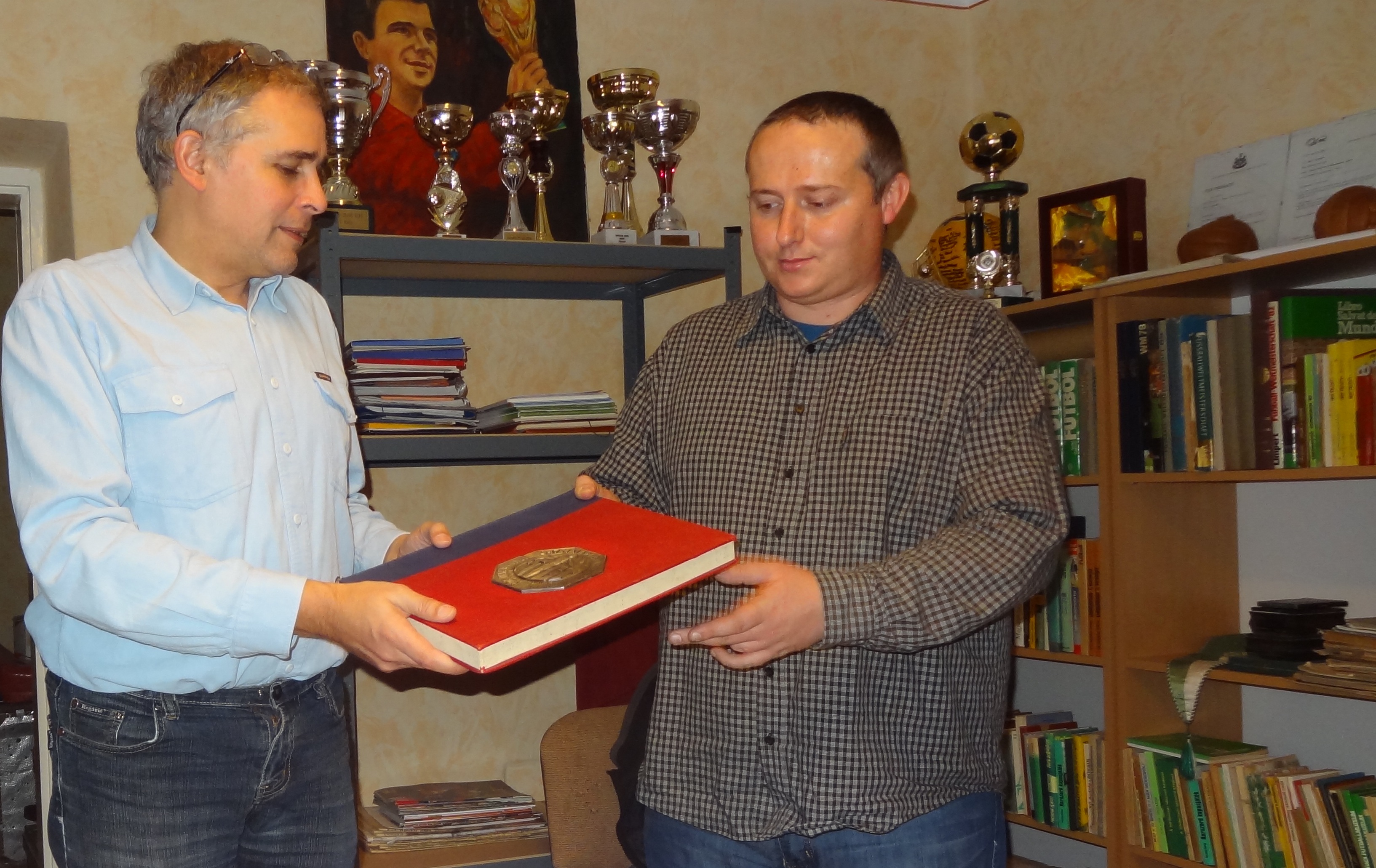 Mravik Gusztáv archívumvezető (balra) sportrelikviákat vesz át Szűcs Balázs gyűjtőtől (fotó: pfla.hu/Beke Norbert)