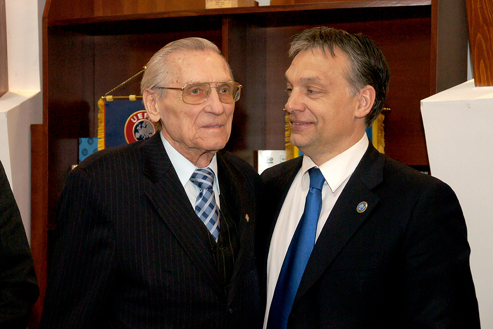Grosics Gyula, az Aranycsapat kapusa és Orbán Viktor miniszterelnök (fotó: pfla.hu/Takács József)